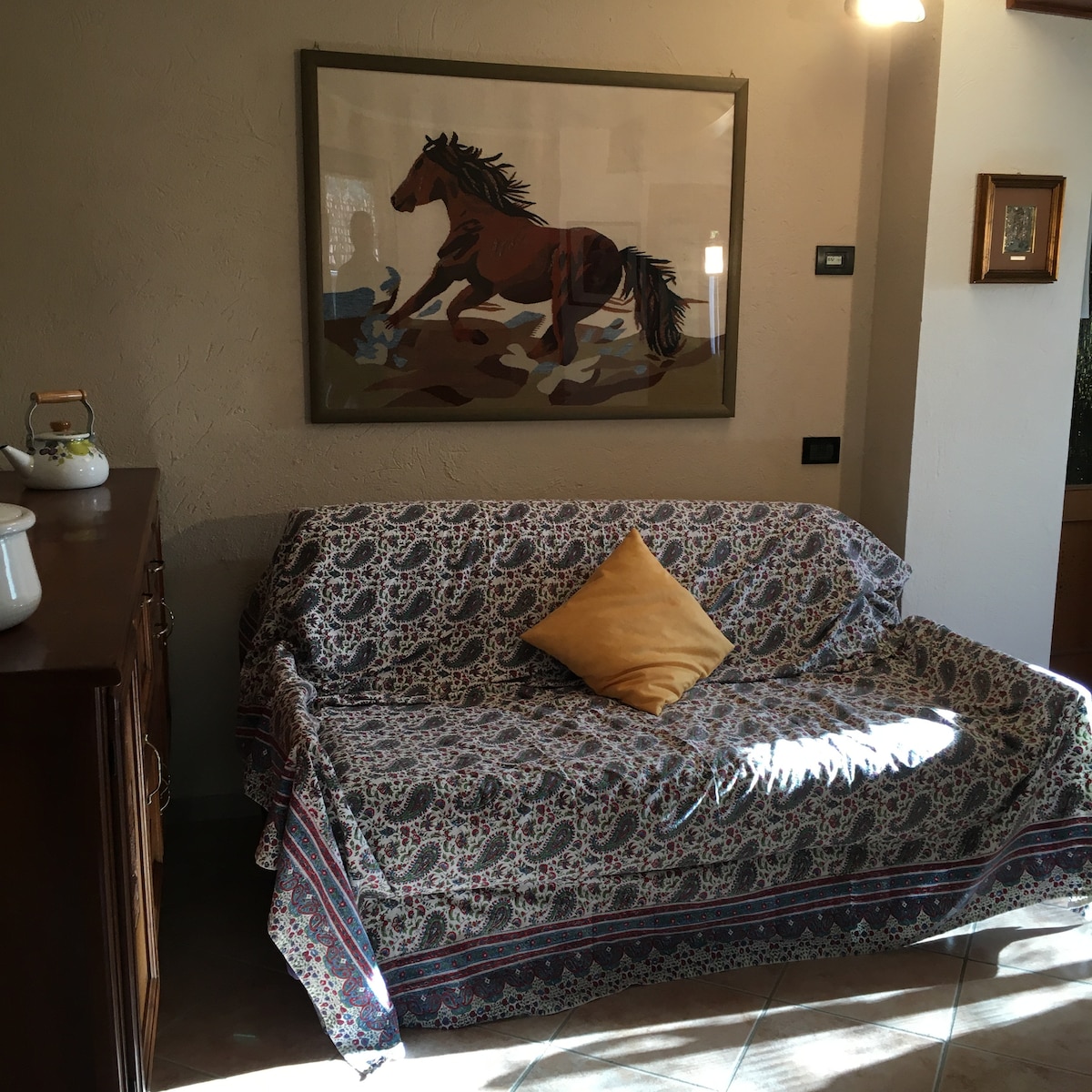 Kitanda cha sofa kimefungwa