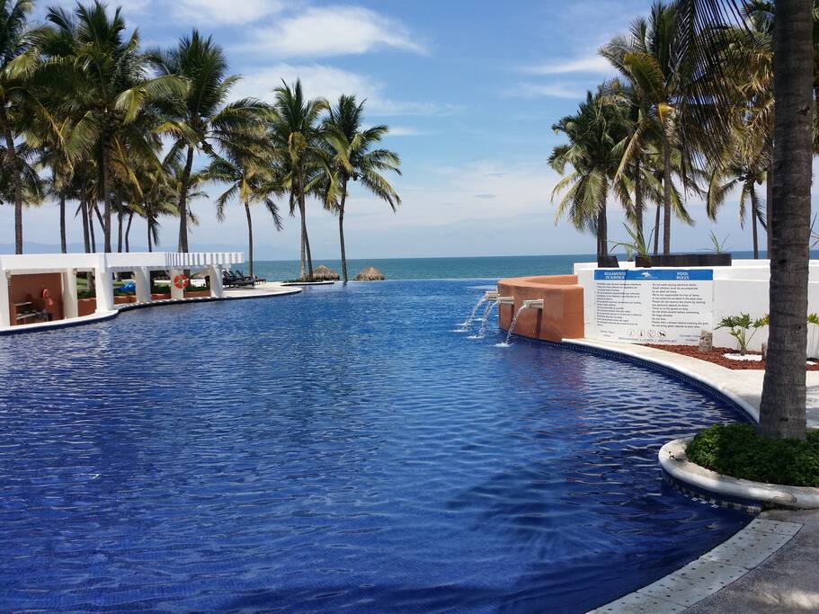 Alberca Principal, Excelente lugar para disfrutar del agua y del sol. Vistas magnificas del Oceano Pacifico.
Main Pool, Great place to enjoy water & sunbathing and magnificent views of the pacific ocean.