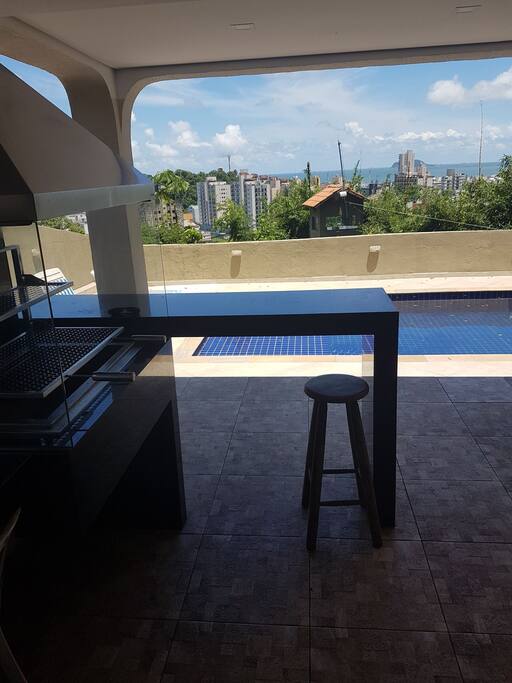 Churrasqueira gourmet ao lado da piscina
