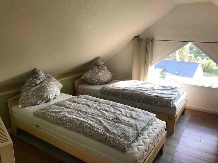 Ático del dormitorio. 
Las camas se pueden mover juntas. 
Cama ajustable para niños o bebés. 
Las escaleras tienen protección para niños.