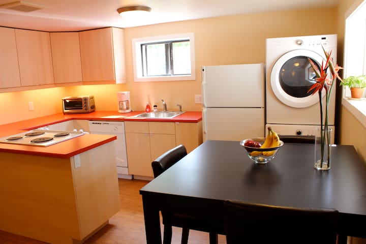 Downtown apt- amazing location!