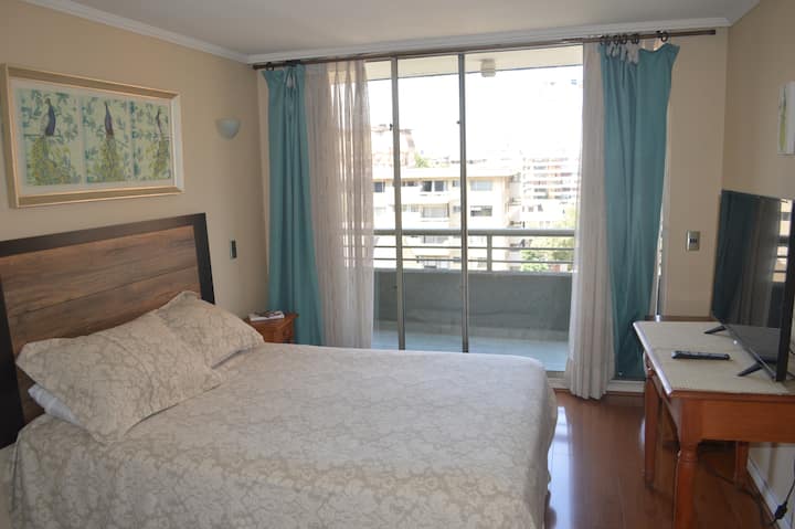 GRAN Primer dormitorio en Suite con magnifica vista a la Cordillera, colchones nuevos , escritorio  y Televisor con capacidad para  ver 120  Canales Internacionales  y el mejor servicio de Wifi