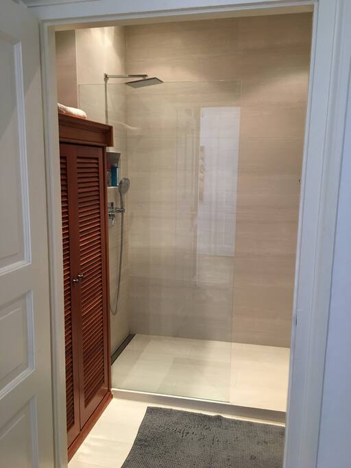 Modernes Bad mit Walk-In-Dusche / modern bathroom with Walk--in-shower