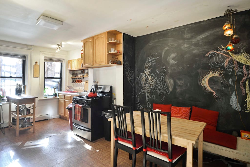 Dining Nook - Plenty of hang out space