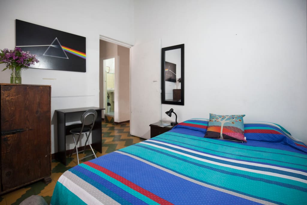 Habitación 2: cama doble, escritorio, cajonera y cuadro de Pink Floyd