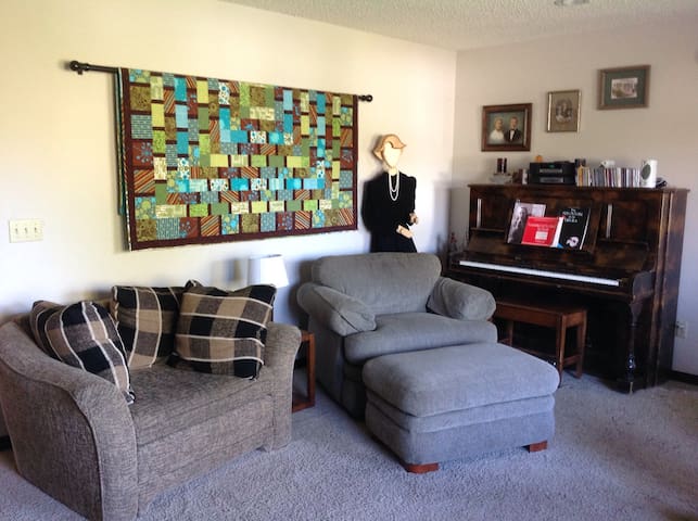 Family and friends together place. gallery image 4