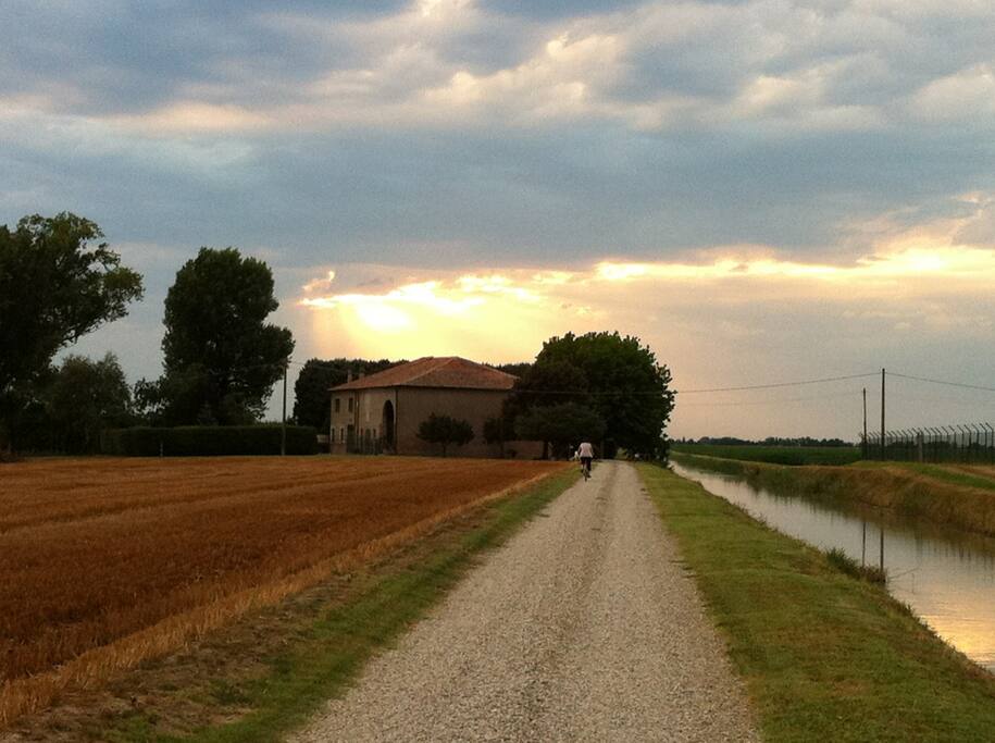 Strada di accesso con il casale sullo sfondo