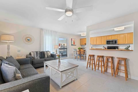 Top Airbnb: $0 clean fee! Beachside/pool view/king bed/jacuzzi in Pensacola / Ferry Pass / Brent