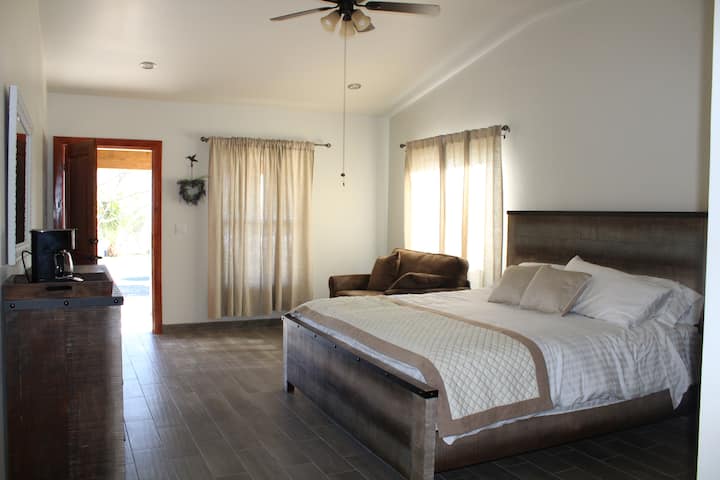 ცალკე ოთახი 1 ( ერთი საწოლი 193 × 203 სმ, ერთი გასაშლელი დივანი, ერთი სააბაზანო)