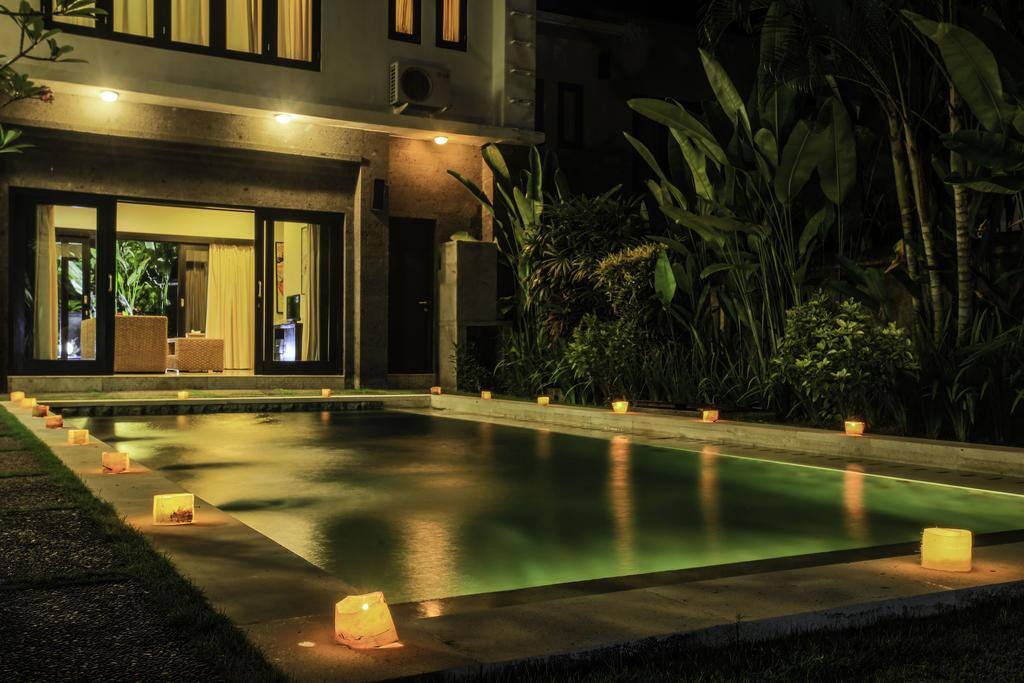 POOL SIDE