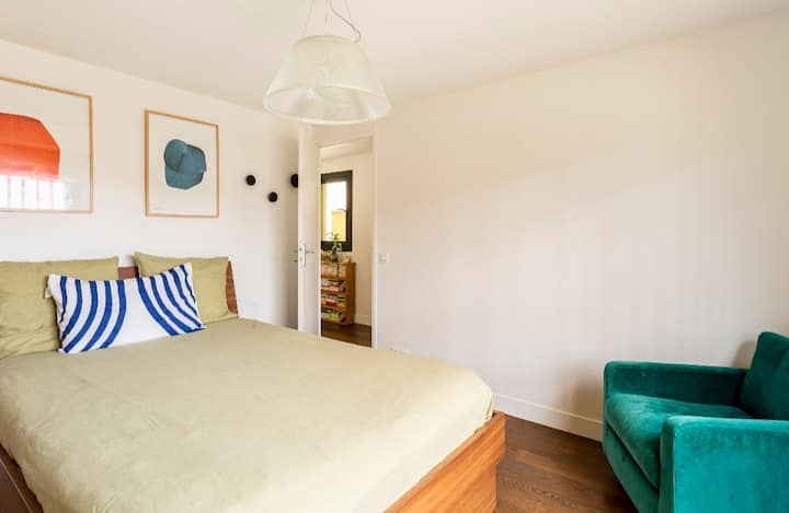 ห้องวิวสวน 2. เตียงคู่ (ผ้าปูที่นอนหรือผ้าฝ้าย) ตู้กว้างขวางสำหรับเสื้อผ้าของคุณเงียบมาก