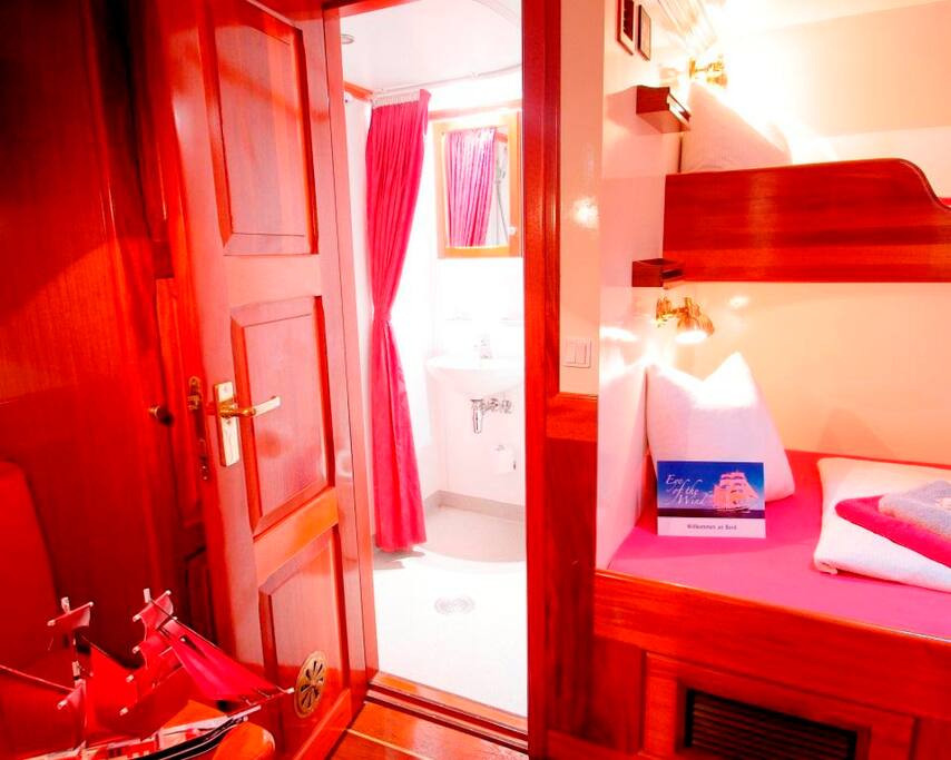 Komfortabel ausgestattete Kabine mit eigenem Bad (Dusche / WC) und Klimaanlage