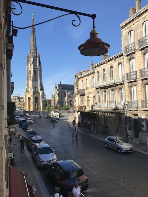 Apartment, garage and cat in St-Michel (Netflix)