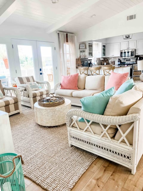 Top Airbnb: Key Allegro Waterfront- Pool- Mahjong in Rockport