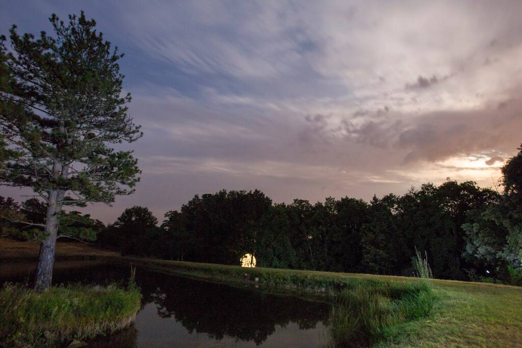 Le cocoon le soir a coté du lac...