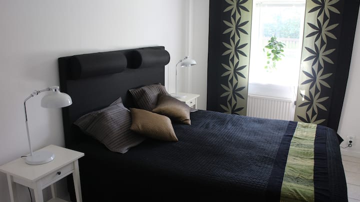 Ორადგილიანი საწოლი, რომელშიც არის უჯრები და სივრცე სამოგზაუროდ 