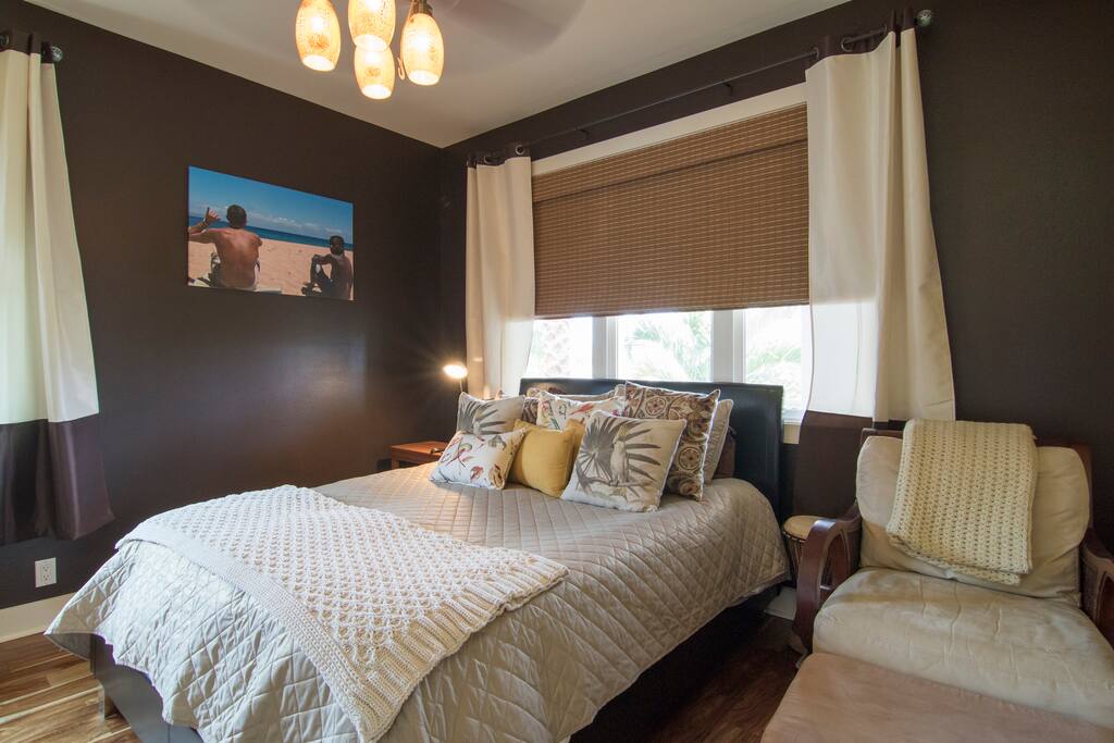 Smaller of the two bedrooms.