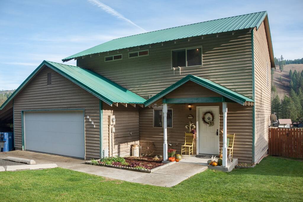 And incredible property and home nestled into Blewett Pass, a great place to escape from the stresses of city life.