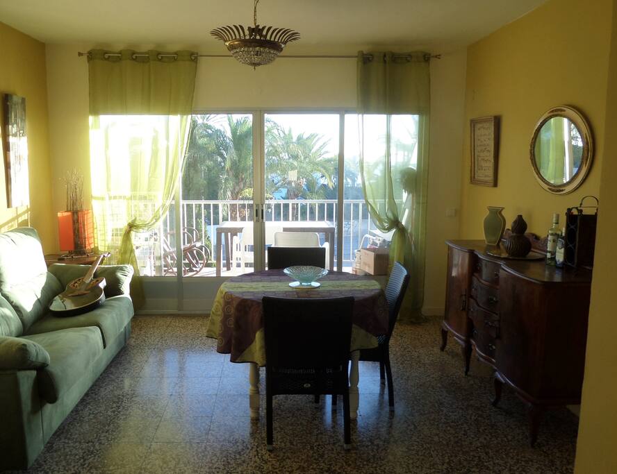 Salle a manger donnant sur terrasse.