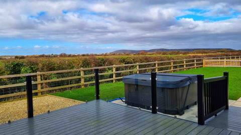 2 bed cottage with HOT TUB and views