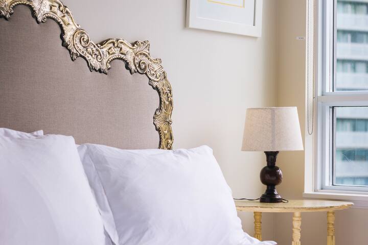 Luxury DT Condo, CN Tower views, 1 park, SuperHost gallery image 4