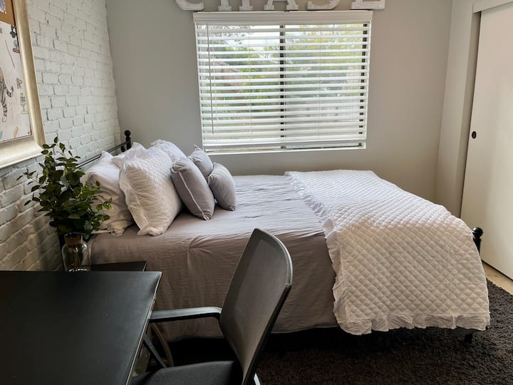 Chumba cha kulala cha ghorofani #3 kina kitanda cha malkia na dawati la kuandaa. Pia, chumba hiki cha kulala kimeunganishwa na chumba cha ziada (kinachoonyeshwa kwenye picha za ziada), lakini kuna mlango (usio wa kufuli) kati ya vyumba hivyo viwili.