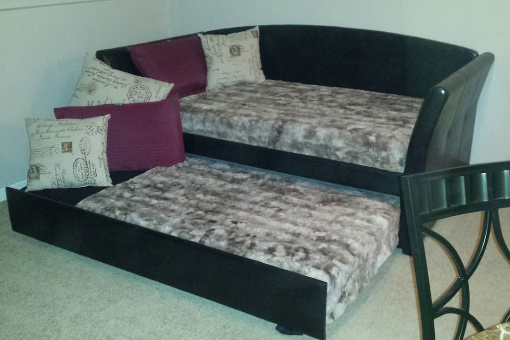 Sofa / Trundle Bed