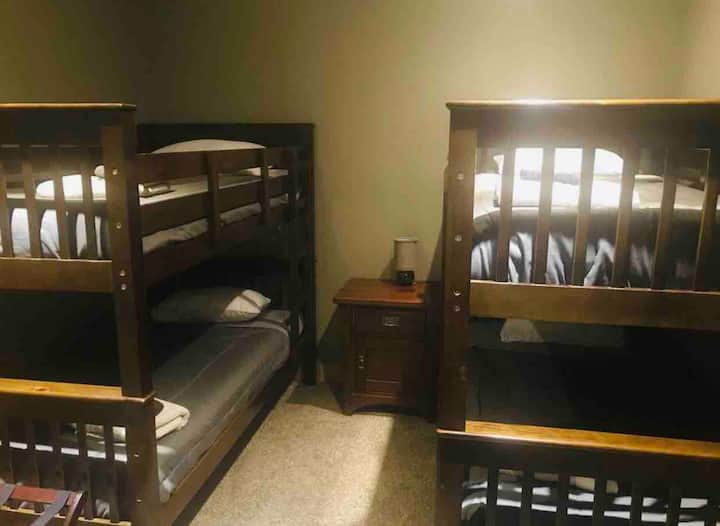 นี่คือห้องสองชั้น ห้องนี้เป็นถ้ำและไม่มีหน้าต่าง ห้องนี้ยังเชื่อมต่อกับแจ็คและห้องน้ำของจิลล์ซึ่งเชื่อมต่อกับห้องนอนหมายเลข 4 ชั้นล่าง