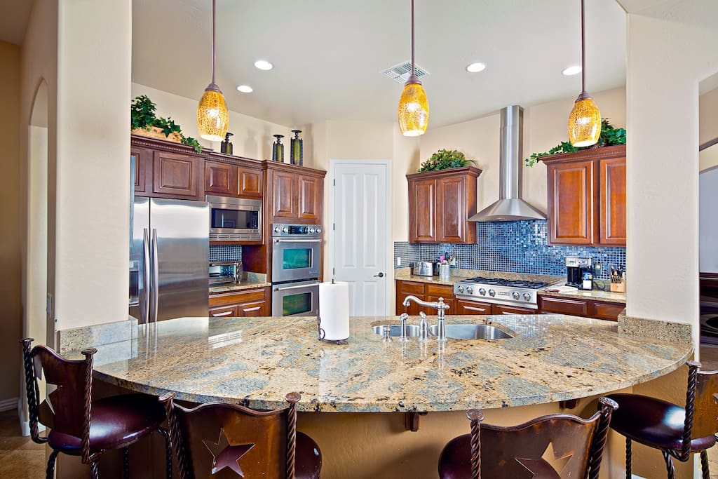 Stunning kitchen with solid cabinets, granite counters, and more!