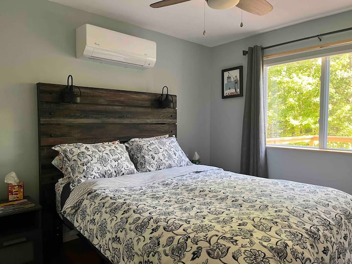 ห้องนอนควีนไซส์ชั้นแรกพร้อมเครื่องปรับอากาศ 