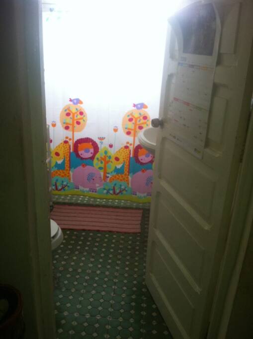 BAÑO MUY LIMPIO