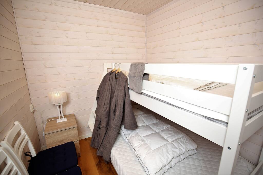 Ett av två likadana rum med 120 + 90 sängar