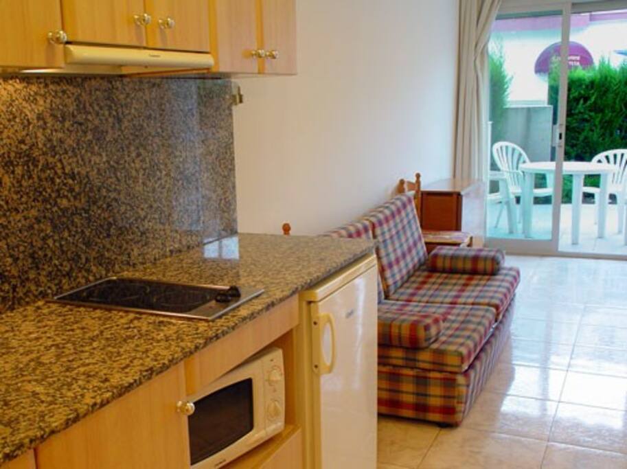 Cocina y terraza apto 2/4 personas