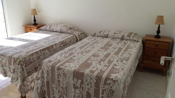 Dhoma e përparme e gjumit me dy krevate tekë dhe dollap në katin e dytë. Ventilator dhe ajër i kondicionuar për t 'u freskuar.  Shëtit në një ballkon të madh përballë oqeanit dhe shijo të gjitha pamjet spektakolare ditë e net. Nëse është momenti i duhur, mund të shohësh anijet turistike nëse jo vetëm që shkëlqejnë nga yjet.