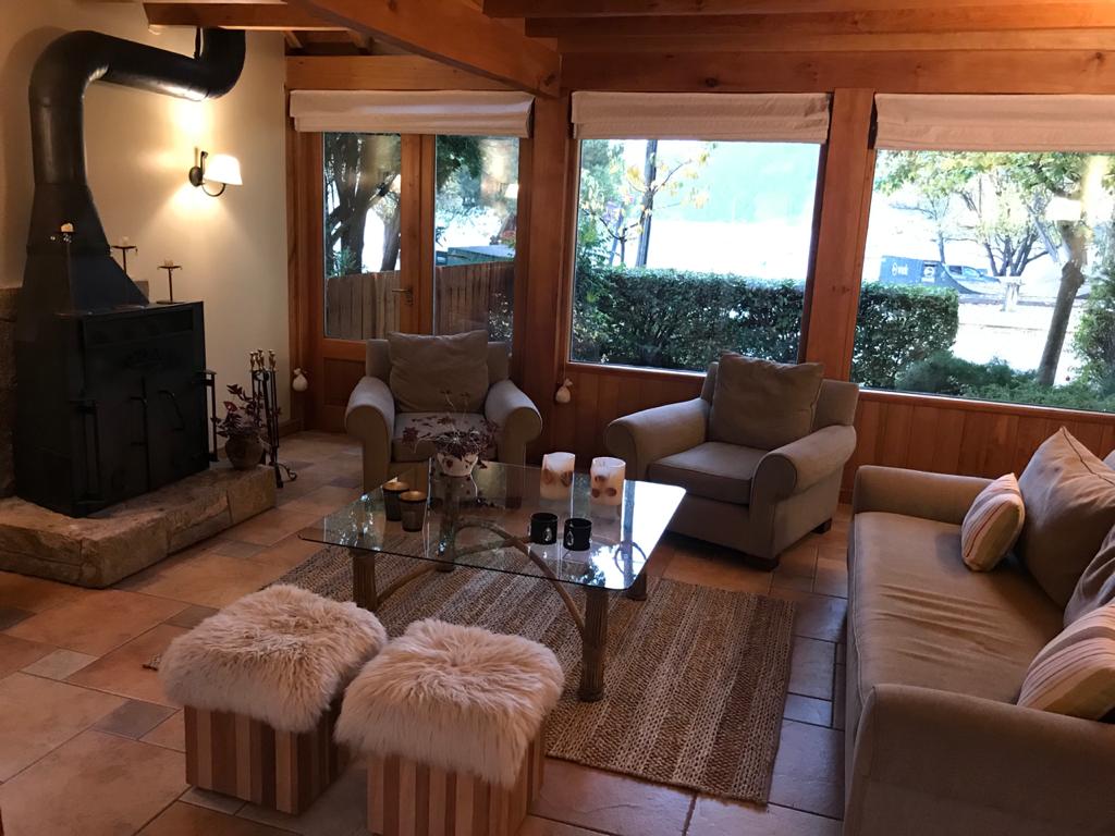 Popular Airbnb listing: Lakefront Cabin Lacar 3bdr in San Martín De Los Andes