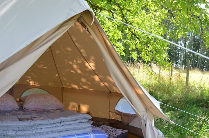 Tente du pommier. Mini camping avec vue à la ferme - Tentes à louer à  Saint-Léger-sous-Beuvray, Bourgogne-Franche-Comté, France - Airbnb