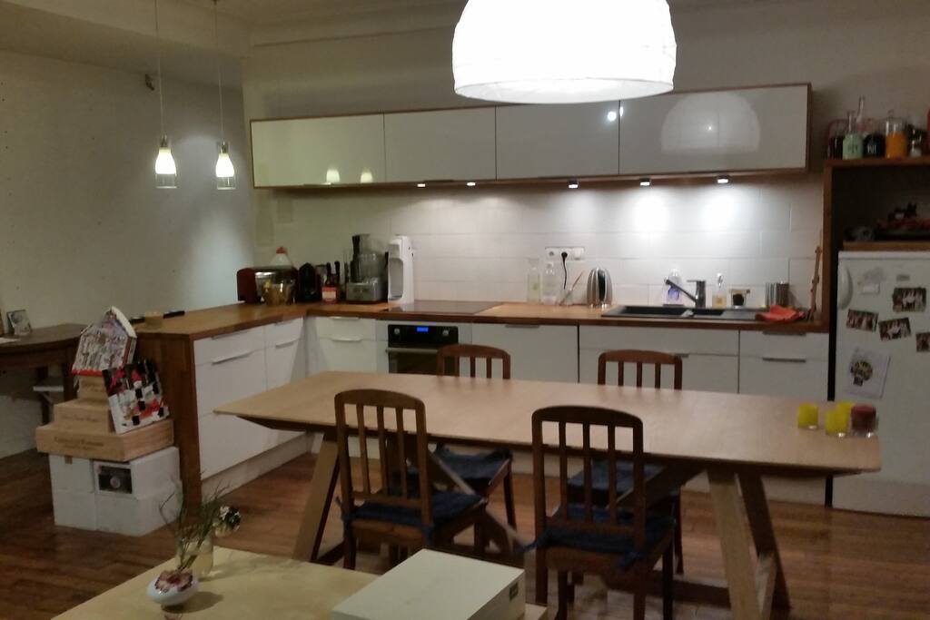 Grande cuisine ouverte avec une grande table.