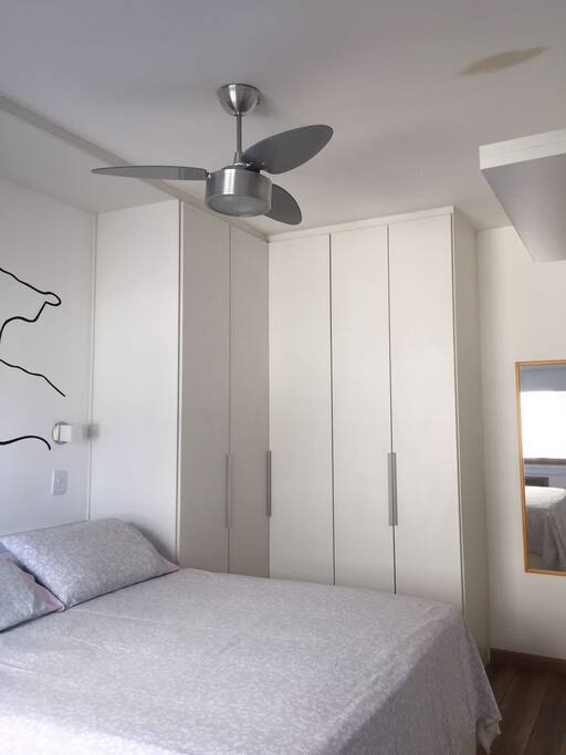 Master bedroom - Big wardrobe with enough space to keep your clothes organized.
Suíte - Armário grande com espaço suficiente para guardar suas roupas de forma organizada.