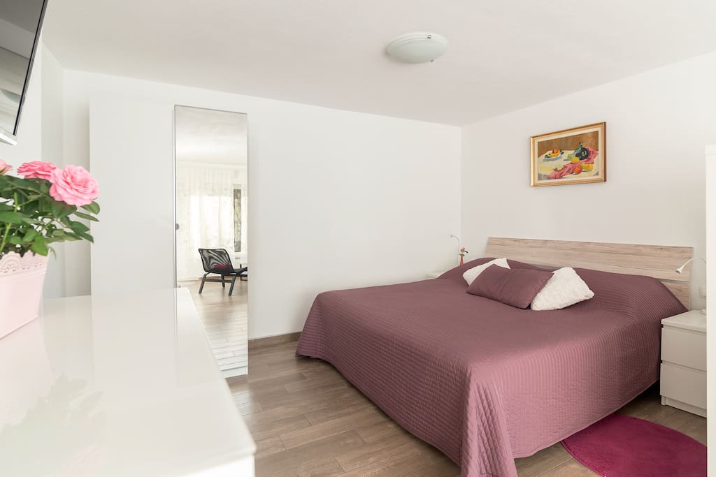 First bedroom with a large double bed with dimensions 180 x 200 cm.