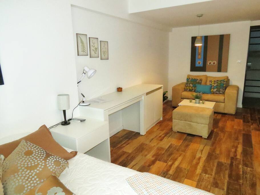 Sala de estar y escritorio