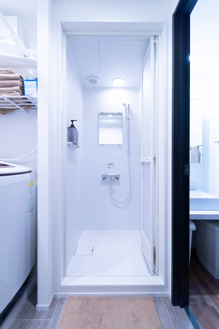 【301号室】ウォシュレット付トイレ、シャワールーム、縦型洗濯乾燥機が揃っています。【客室301】洗面所、シャワーブース、垂直洗濯機・乾燥機を備えたトイレが備わっています。