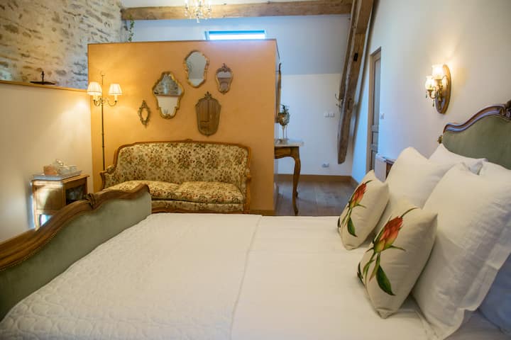 Elegantný vintage nábytok a vnútorná stena zakrývajúca kúpeľňu v Charrouxe