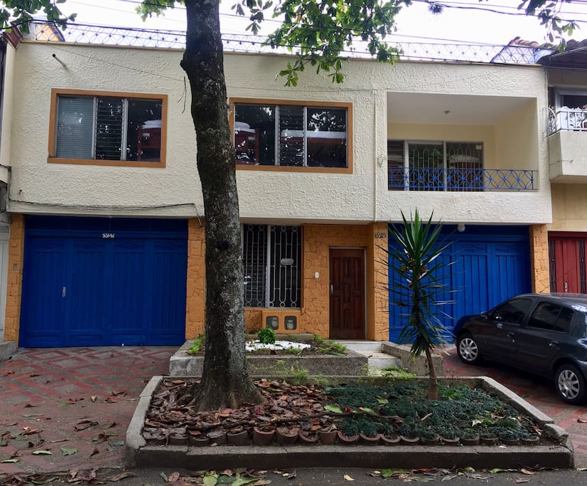Acogedora y tranquila casa de tres niveles, con parqueadero, ubicada en una zona muy bonita del barrio Laureles en Medellín.