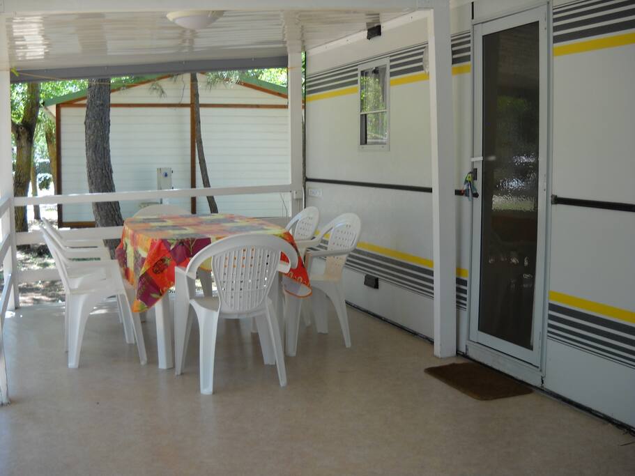 Terrasse avec son salon de jardin