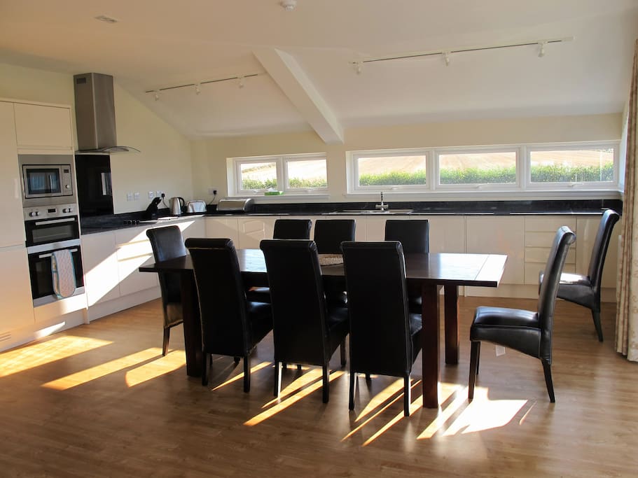 Open plan kitchen/dining with extendable table