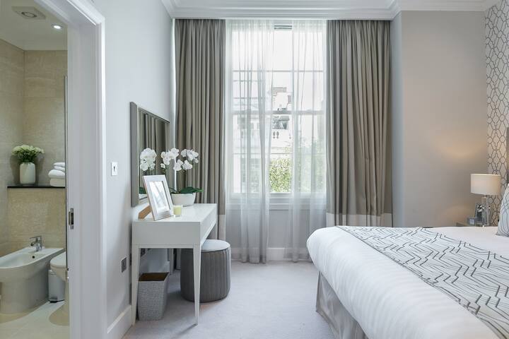 Deluxe 2bed with A/C and lift near Paddington gallery image 4