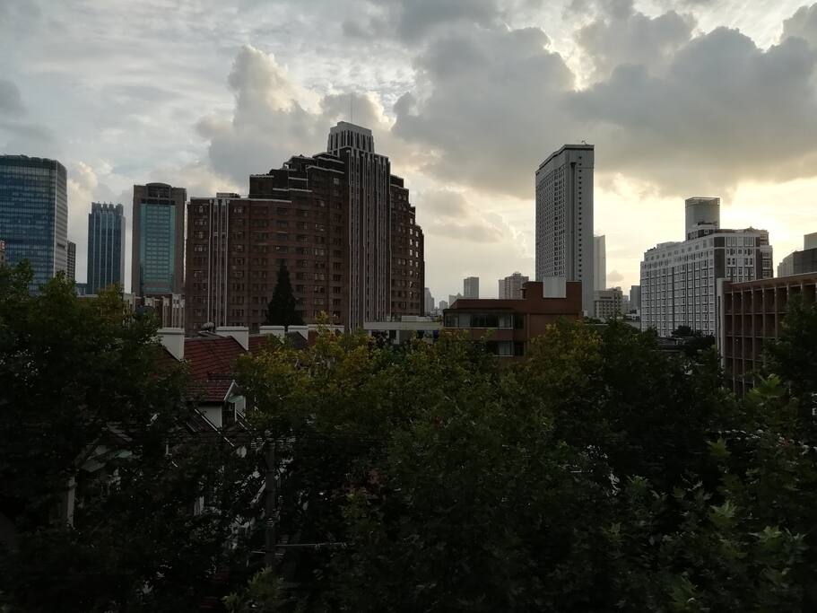 站在窗口你的view.红色的老上海的房子就是著名的锦江饭店喔