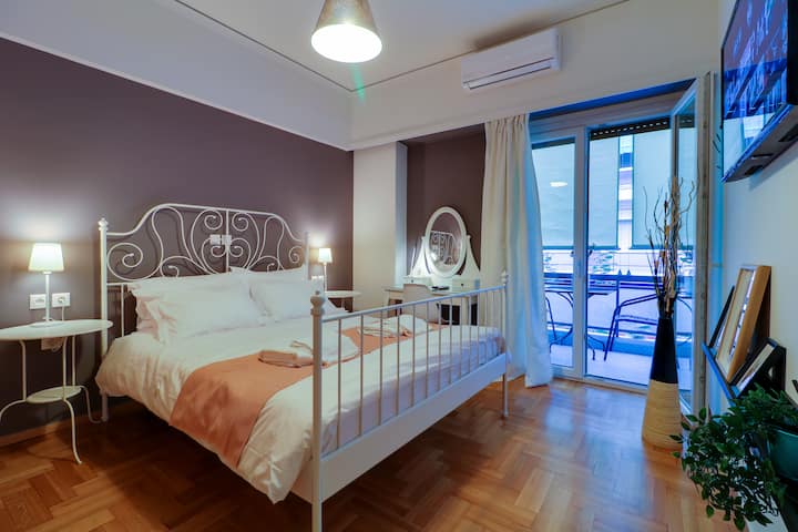 Bedroom 3 | Proteas - AC-King size bed-Wardrobe-Smart TV | Netflix & Amazon Prime-access to the main balcony