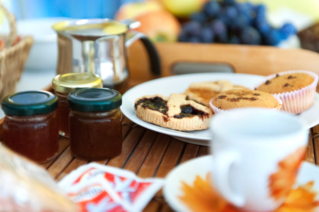 Prima colazione con torte e marmellate fatte in casa