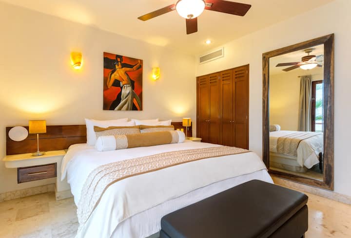 Glavna spavaća soba s bračnim krevetom (180 – 220) i kabelskom televizijom